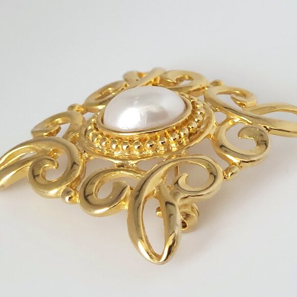 Filigree Open Work Scroll Brooch Oval Faux Pearl 2.5" Unsigned - Picture 4 of 6